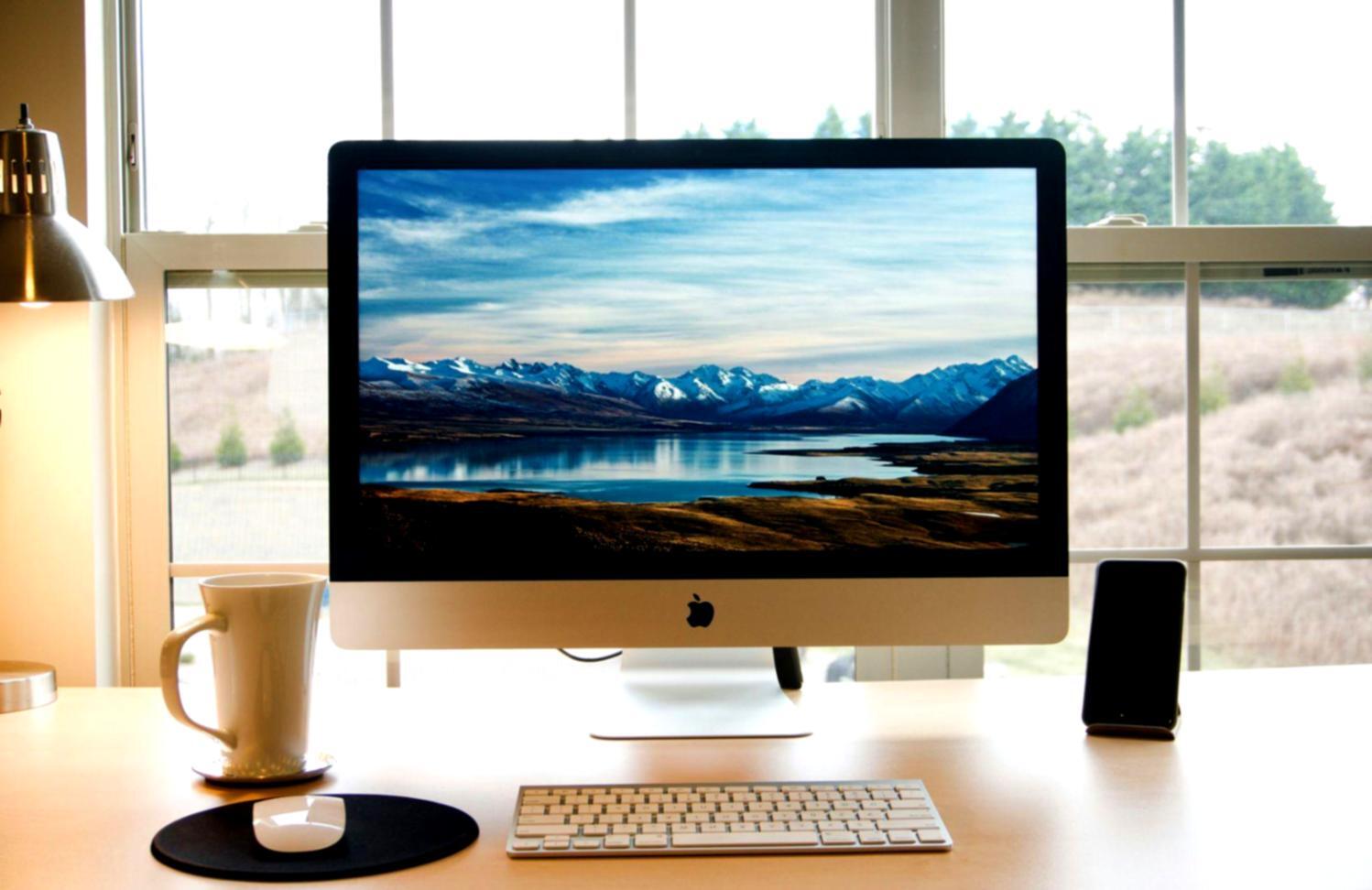 Environnement de travail avec tableur financier et documents budgétaires